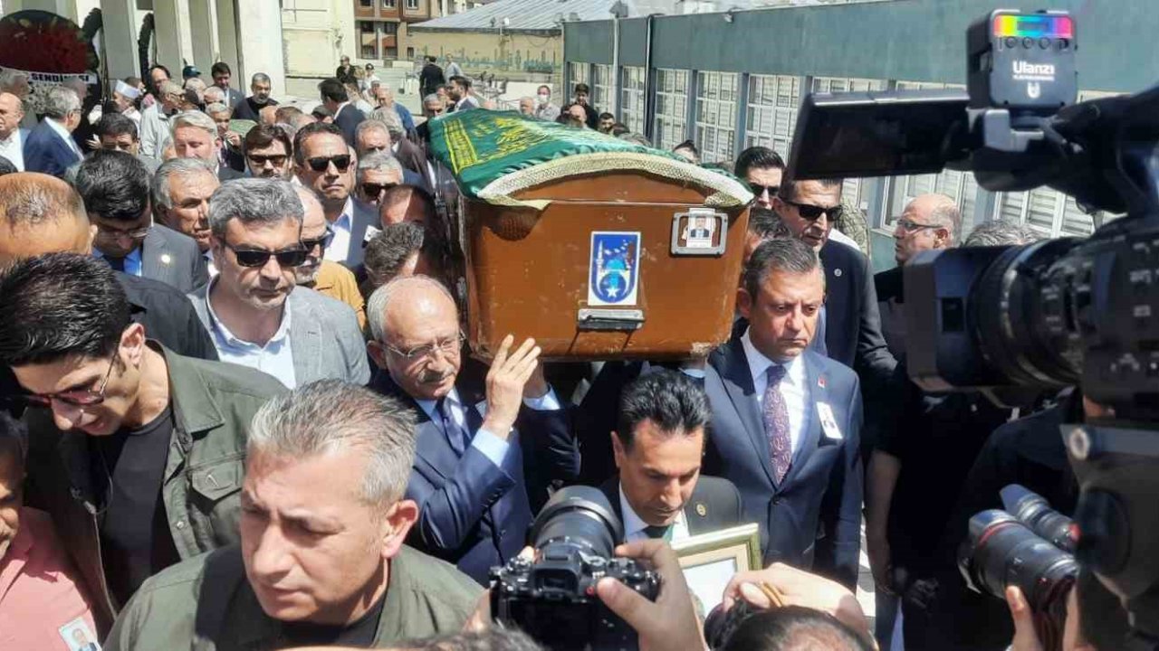 CHP lideri Özgür Özel, CHP TBMM Grup Müdürü Levent Bayraktar’ın cenaze namazına katıldı