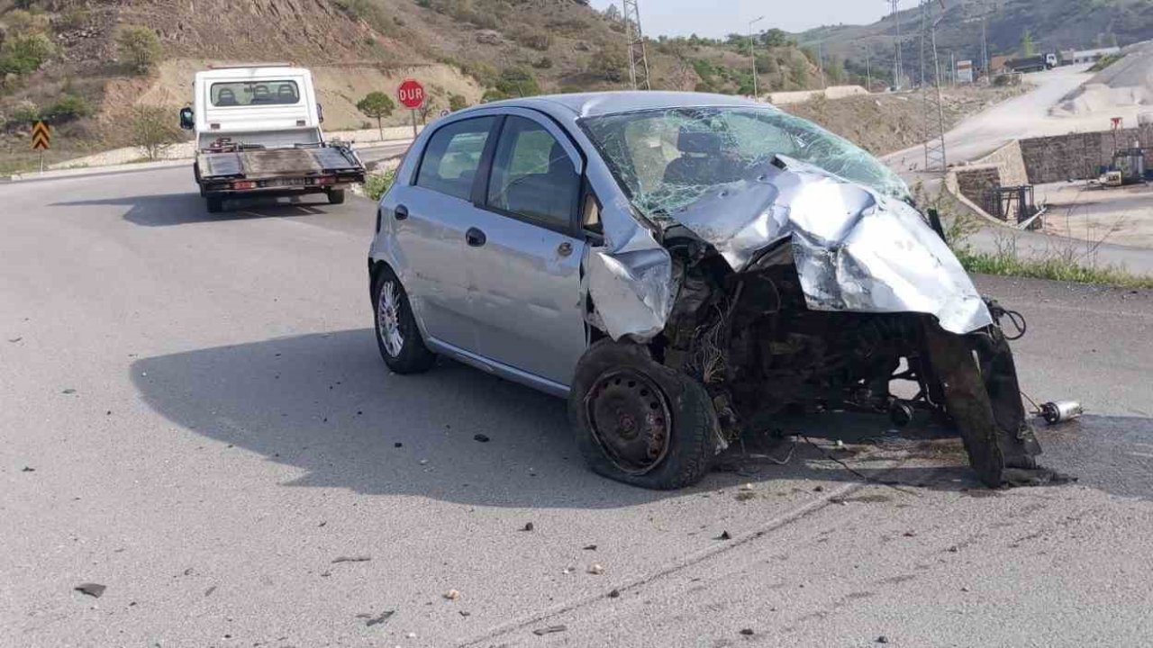 Amasya’da kaza yapan otomobilde can verdi