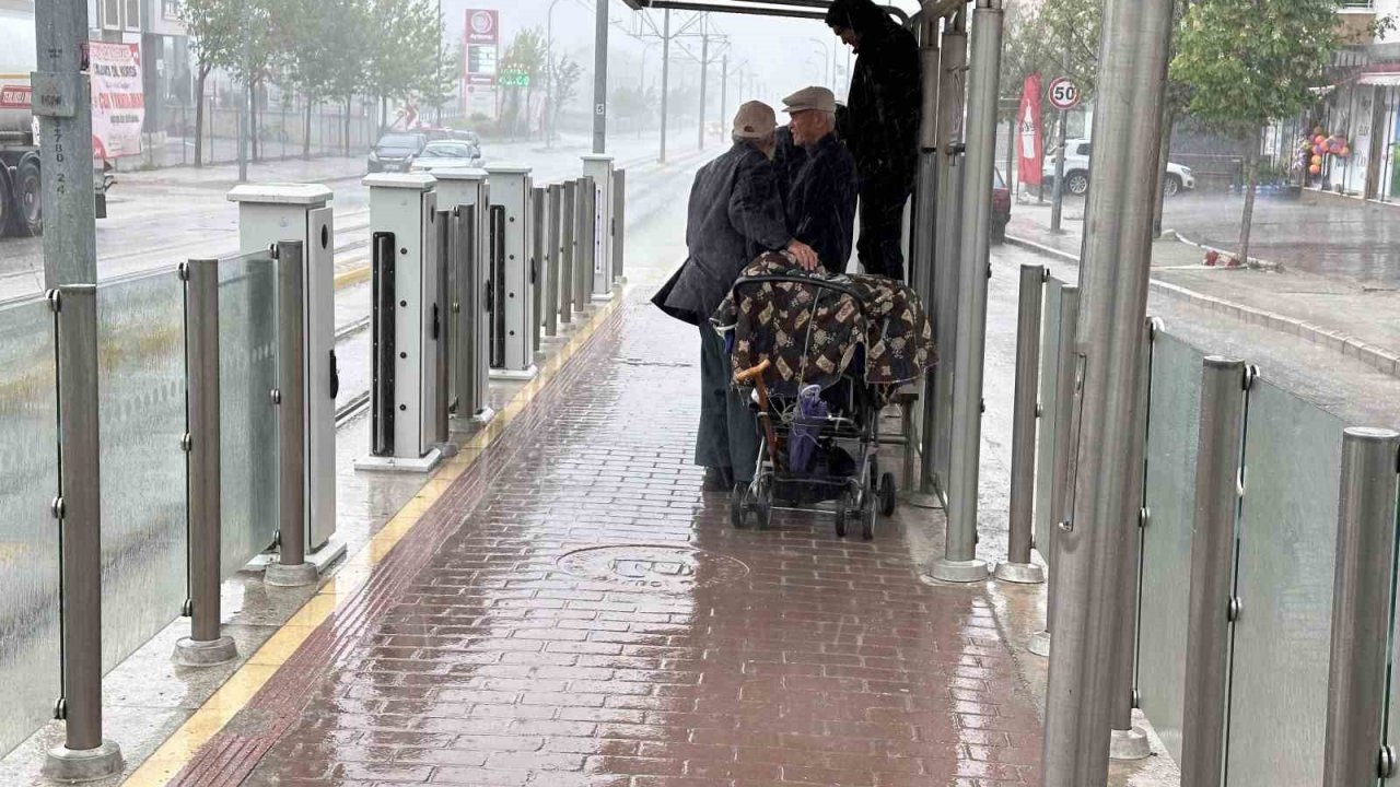 Yağmura hazırlıksız yakalanan vatandaşlar korunacak yer aradı