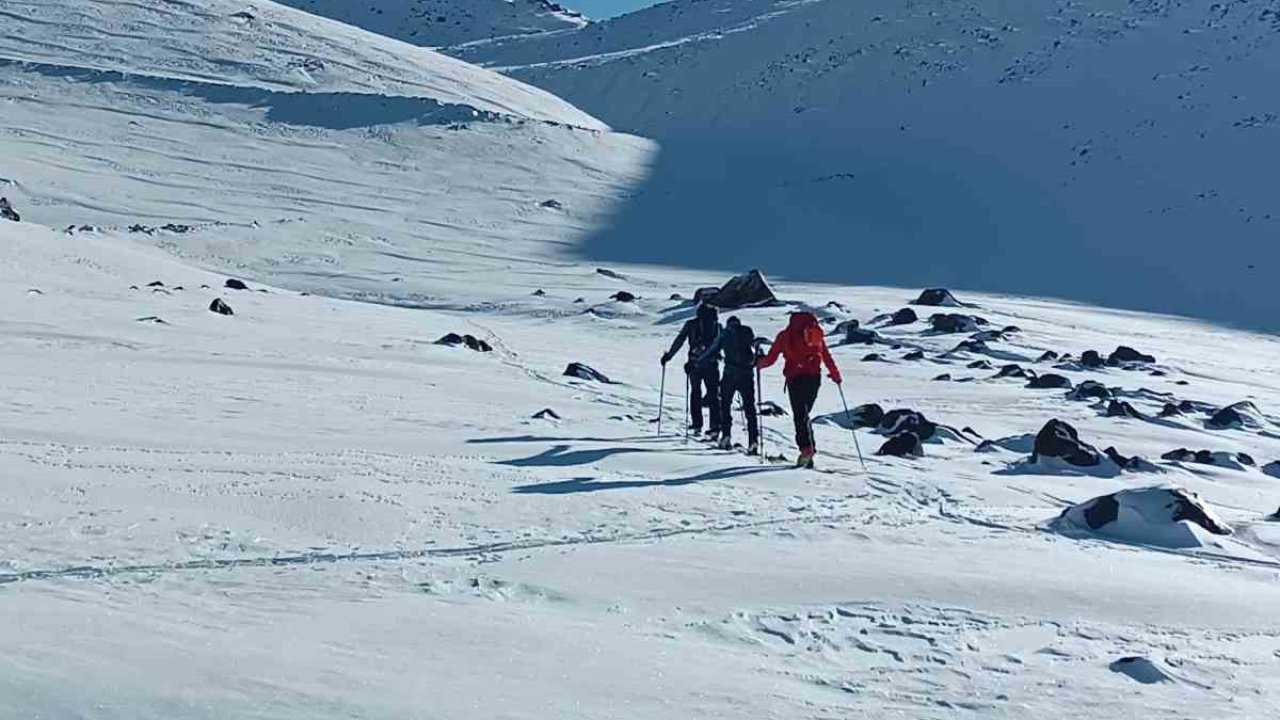 Dağcılar Ağrı Dağı eteklerinde kayak yaptı