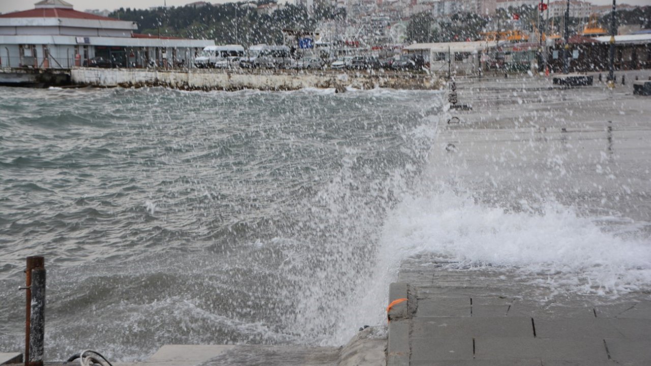Sinop’ta beklenen fırtına etkili olmaya başladı