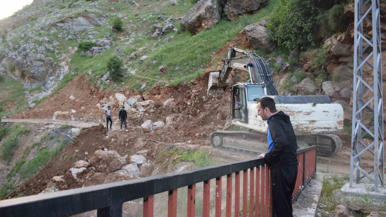 Kozluk’ta 2 köyü birbirine bağlayacak yolda çalışmalar başladı