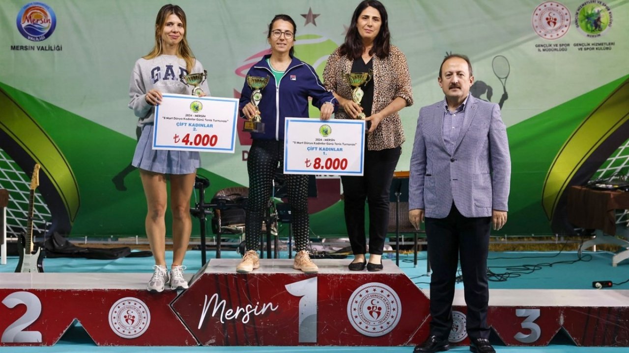 Kadınlar Günü Tenis Turnuvası’nda dereceye girenlere ödülleri verildi