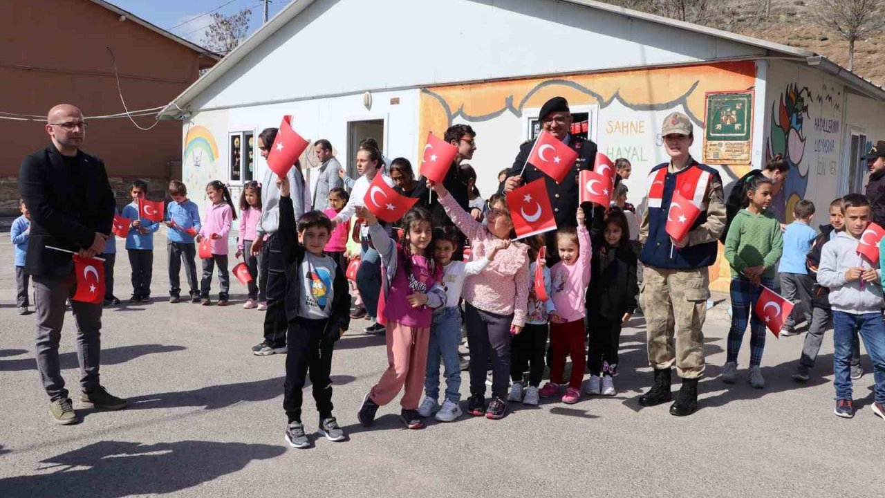 Gümüşhane’de jandarma ekipleri 23 Nisan’da köy çocuklarını unutmadı