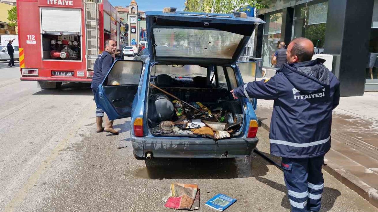 Alaca’da park halinde otomobil yandı