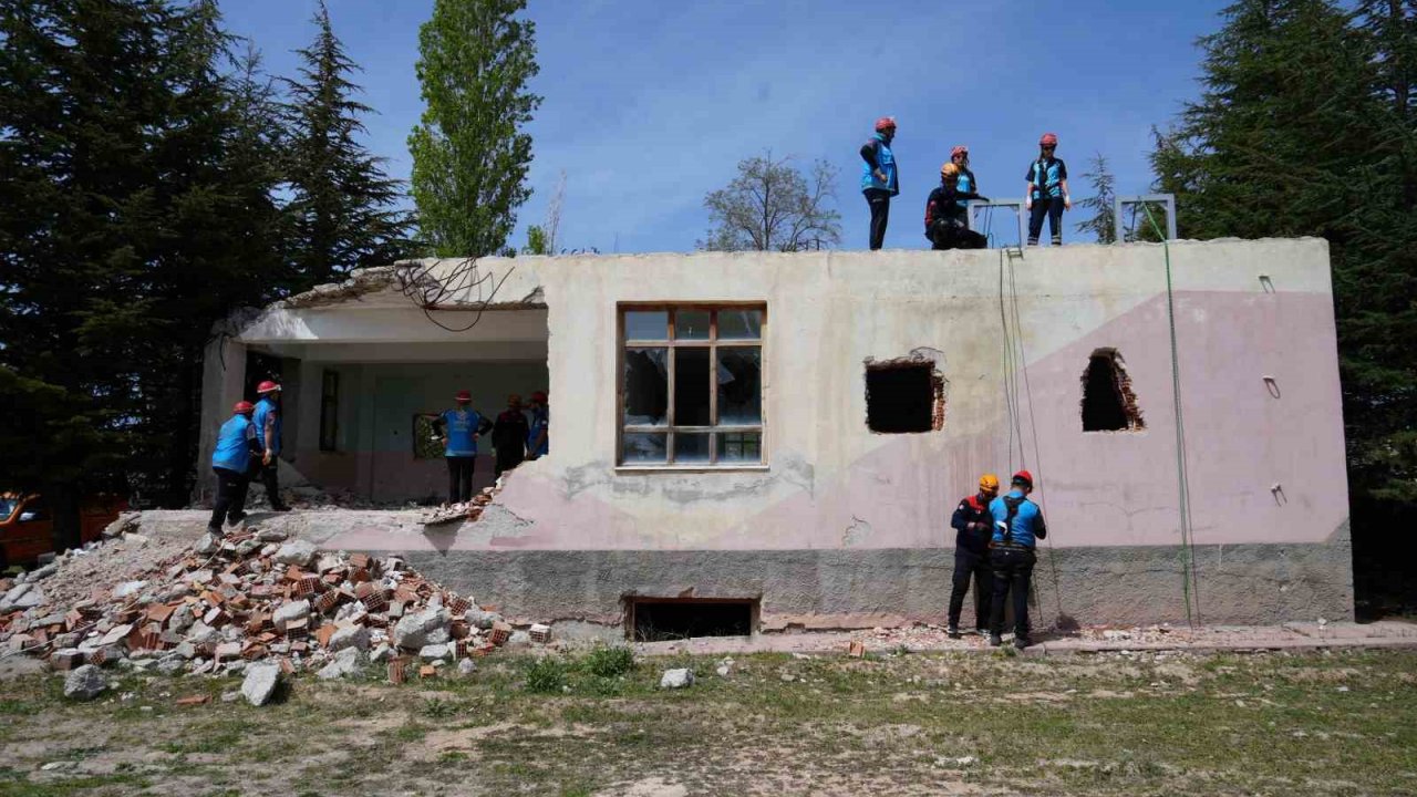 Niğde’de UMKE ekiplerine arama kurtarma eğitimi verildi