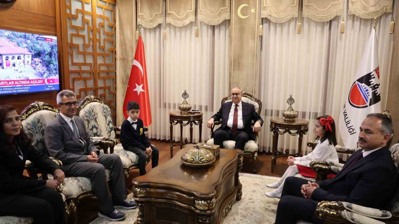 Diyarbakır’da 23 Nisan kutlamalarında Fatih Sultan Mehmet, Ali Gaffar Okkan ve Naim Süleymanoğlu canlandırıldı