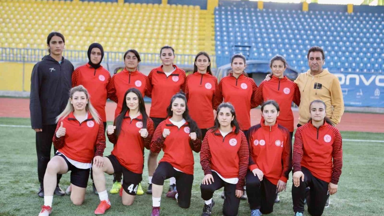 Önyargılara meydan okuyan Ağrı’nın tek kadın futbol takımı zirveye yükseliyor