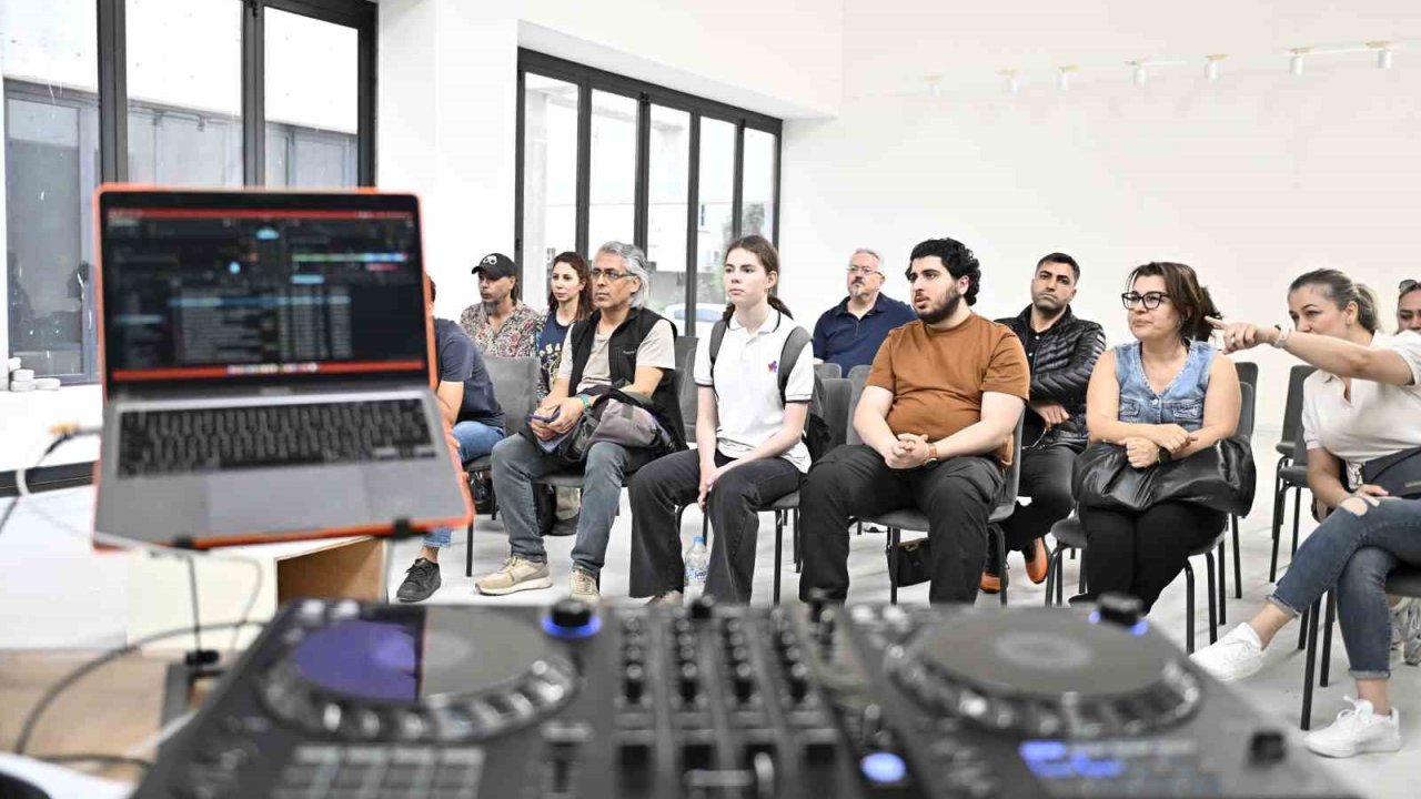 Muratpaşa’da DJ’lik kursuna yoğun ilgi