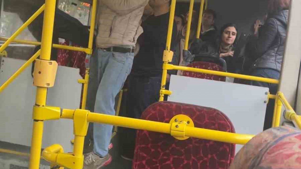 Kadıköy’de taşkınlık çıkaran şahsı yolcular dışarı attı