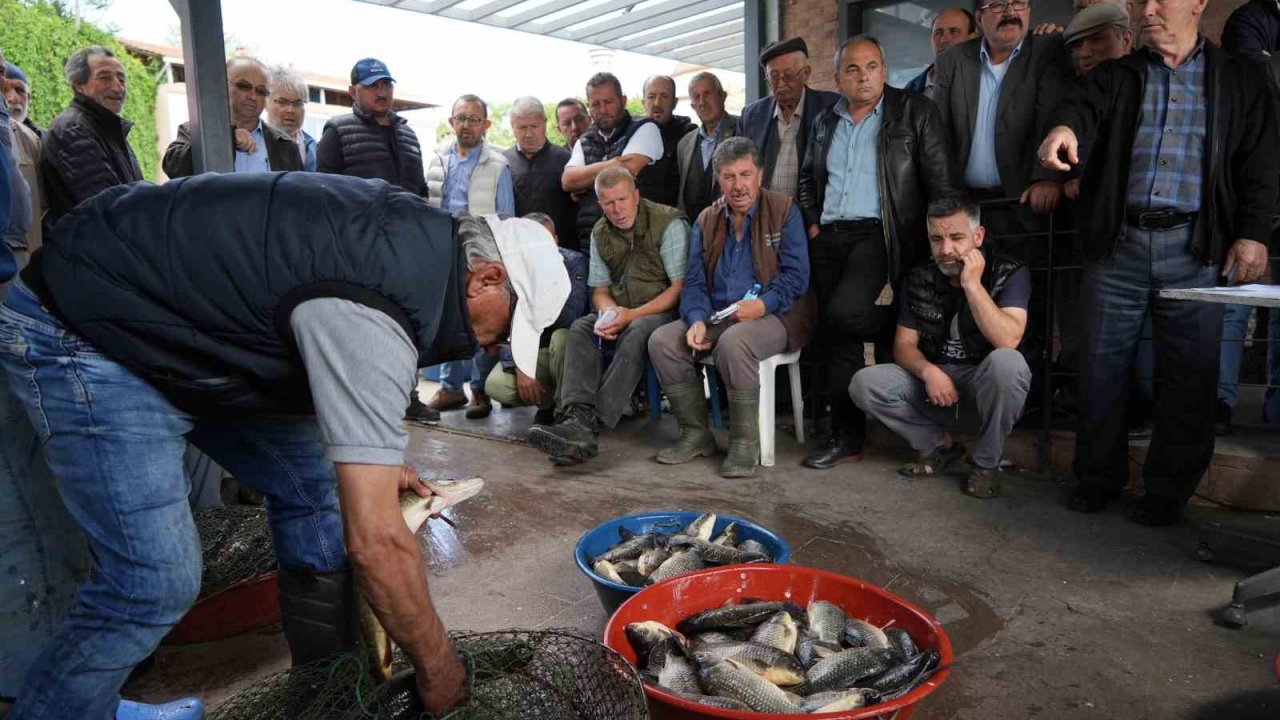 Tarihi Gölyazı’da 100 yıllık balık mezadı