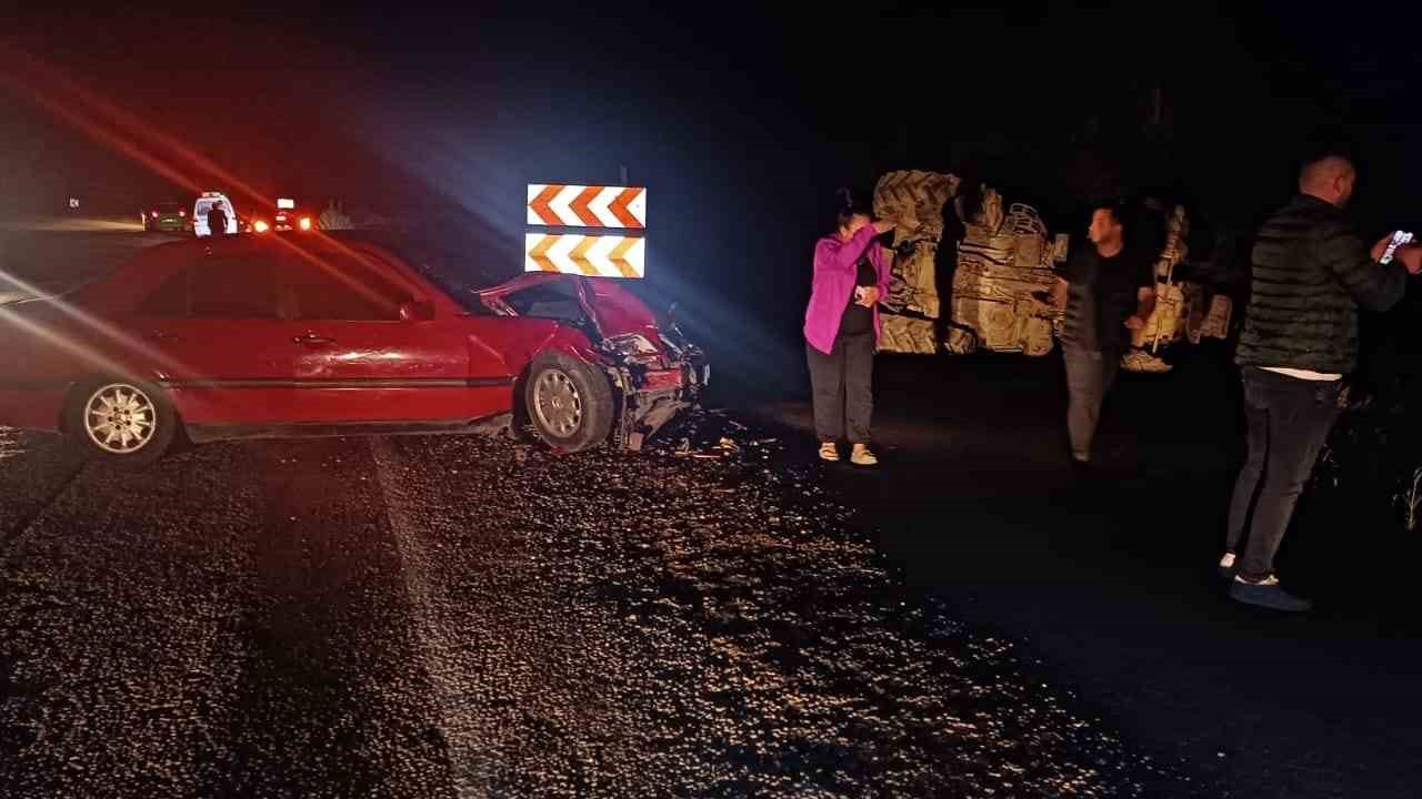 Yenice’de otomobil traktöre çarptı; 2 kişi yaralı