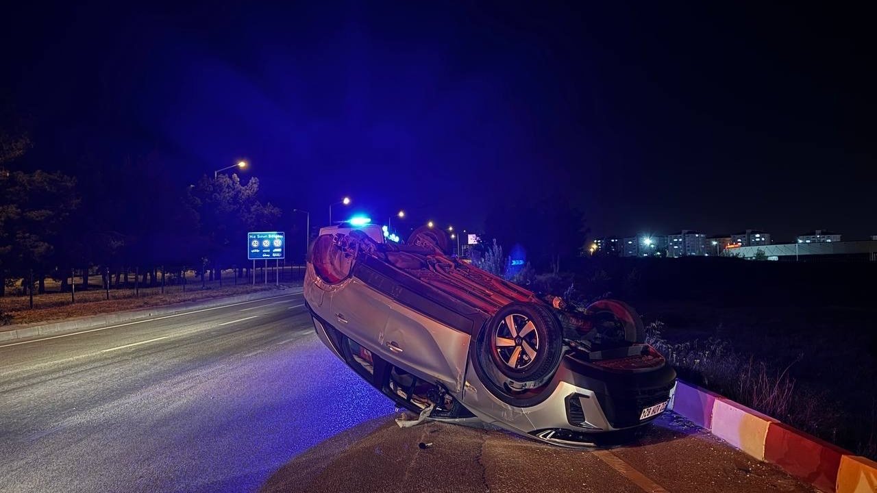 Burdur’da kavşağa kontrolsüz giren aracın çarptığı otomobil takla attı: 2 yaralı