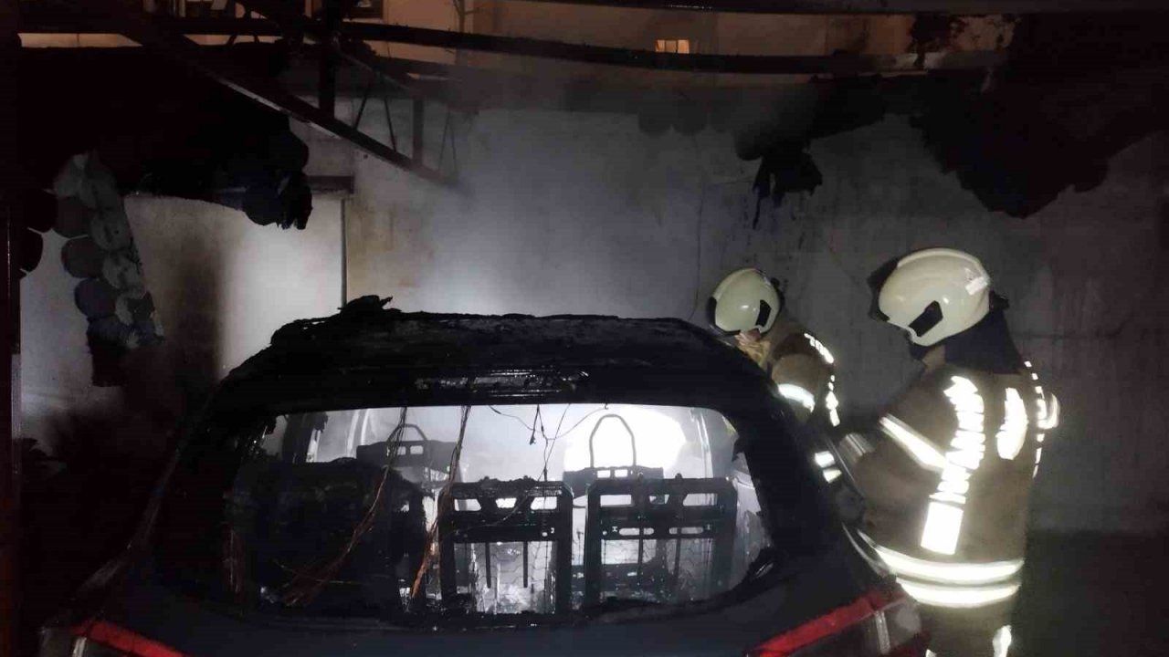Kadıköy’de bir apartmanın otoparkında bulunan araç alev topuna döndü