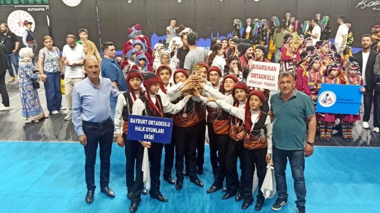 Bayburt Ortaokulu Halk Oyunları ekibi Türkiye üçüncüsü oldu