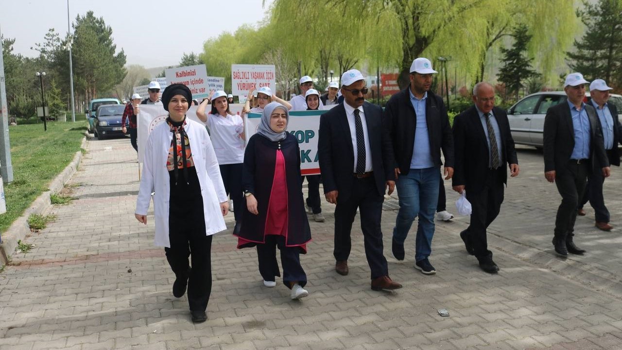Bayburt’ta Kanser Haftası dolayısıyla yürüyüş yapıldı