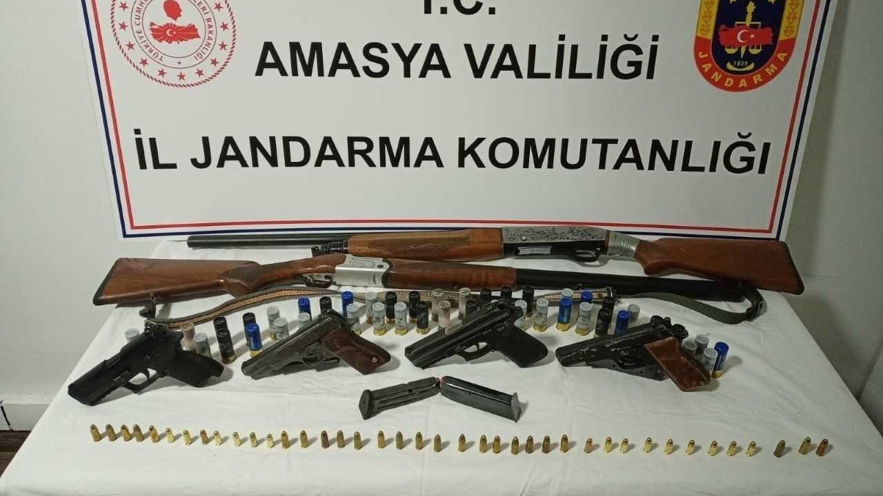 Amasya’da gazinoya operasyonda 6 ruhsatsız silah ele geçirildi: 6 gözaltı