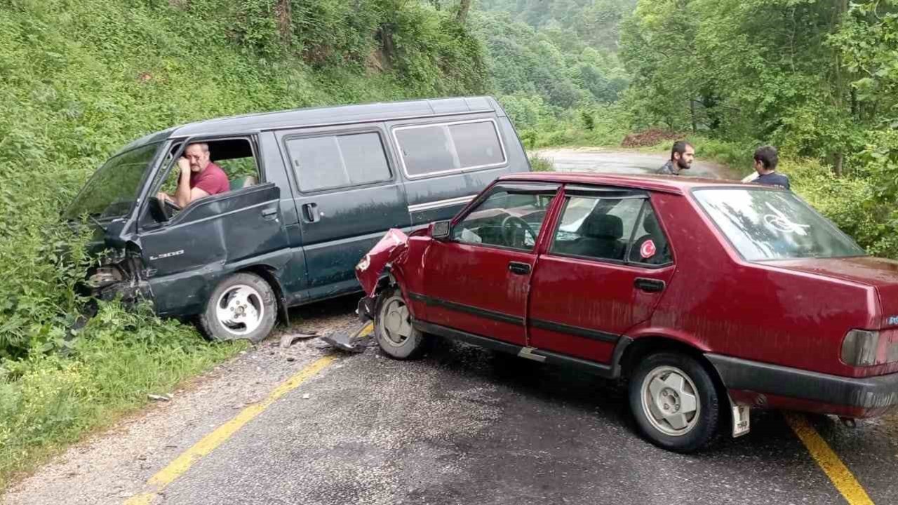 Minibüs ile otomobil kafa kafaya çarpıştı: 3 yaralı