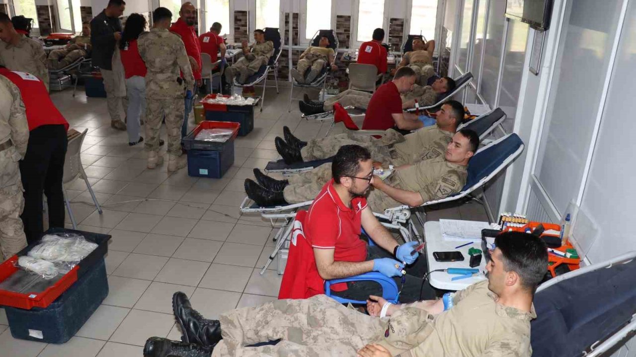 Askerler kan ve kök hücre bağışı yaptı
