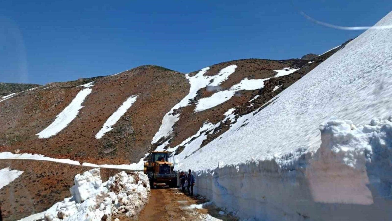 Siirt’te kaya parçaları ve kar yolları kapattı, ekiplerin çalışmaları sonucu yol ulaşıma açıldı