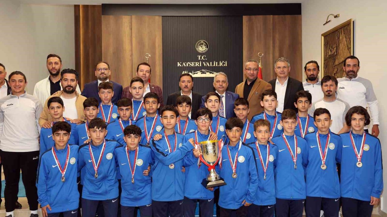 Vali Çiçek’ten Türkiye Şampiyonu takıma 100 bin lira ödül