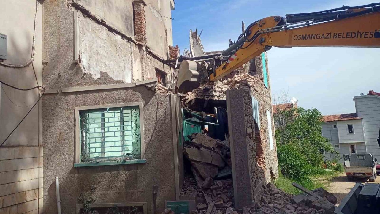 Metruk binalar vatandaşın güvenliği için yıkılıyor
