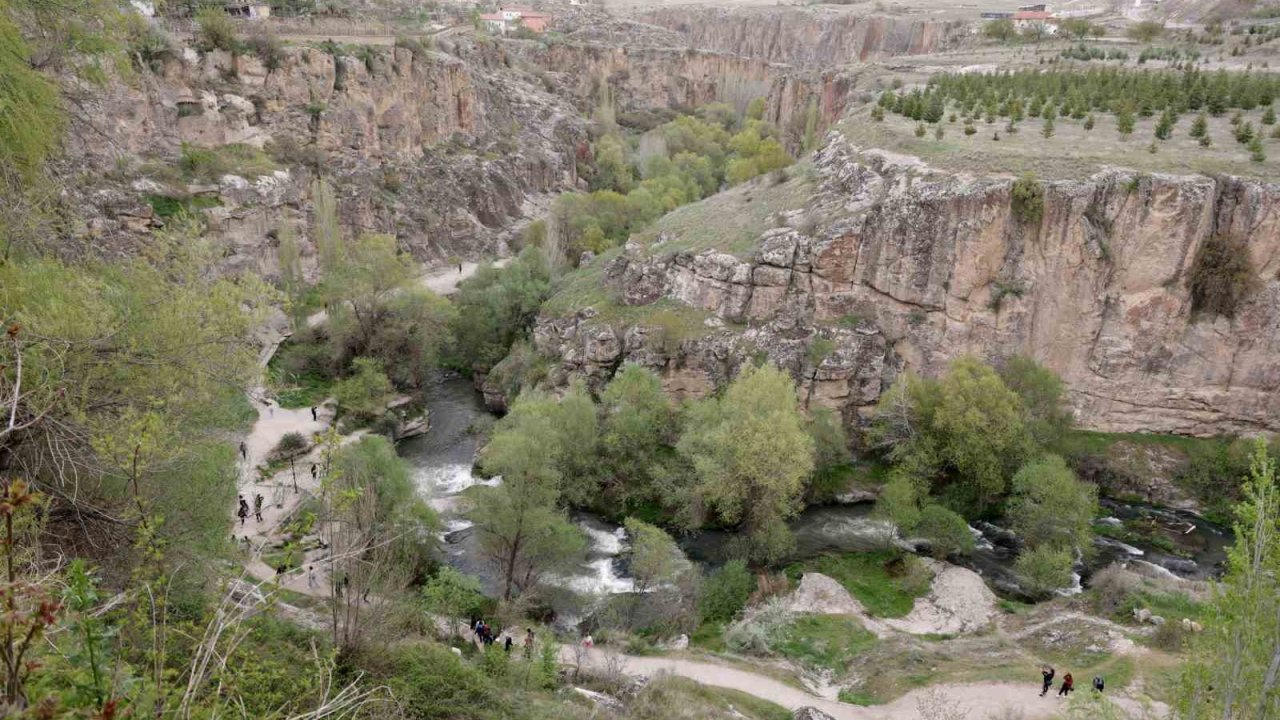 Volkanik patlamadan doğan Melendiz Çayının içerisinden aktığı Ihlara Vadisi göz kamaştırıyor