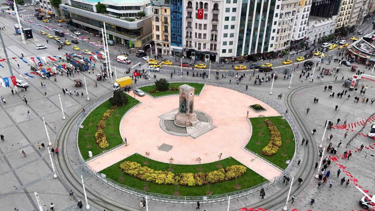 1 Mayıs için demir bariyerlerle kapatılan Taksim Meydanı havadan görüntülendi