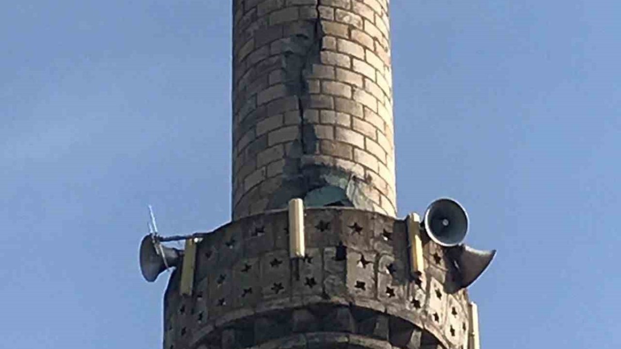 Tokat’ta cami minaresine yıldırım düştü