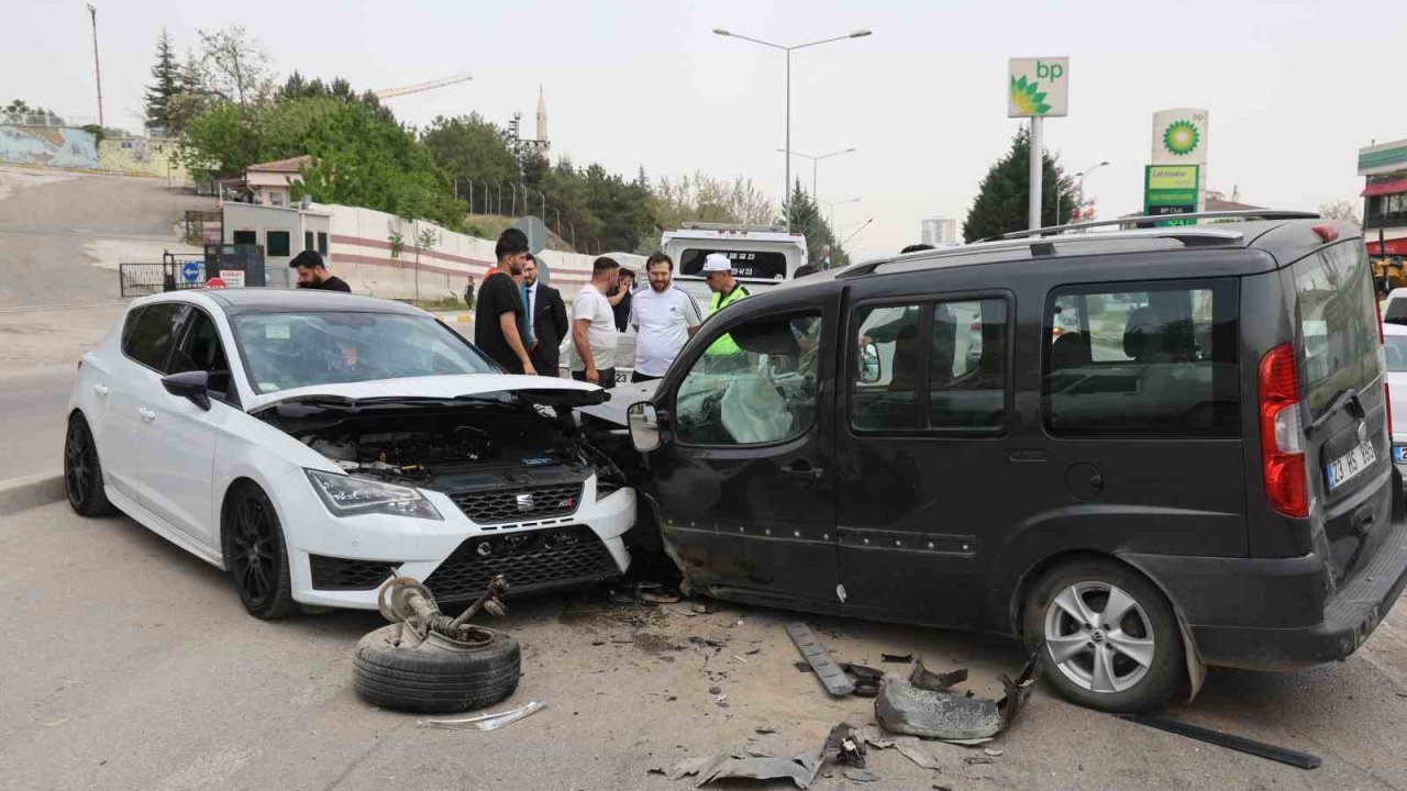 Elazığ’da otomobil ile hafif ticari araç kafa kafaya çarpıştı: 1 yaralı