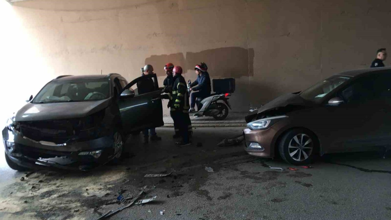 Kocaeli’de 2 otomobil kafa kafaya çarpıştı: 2 yaralı