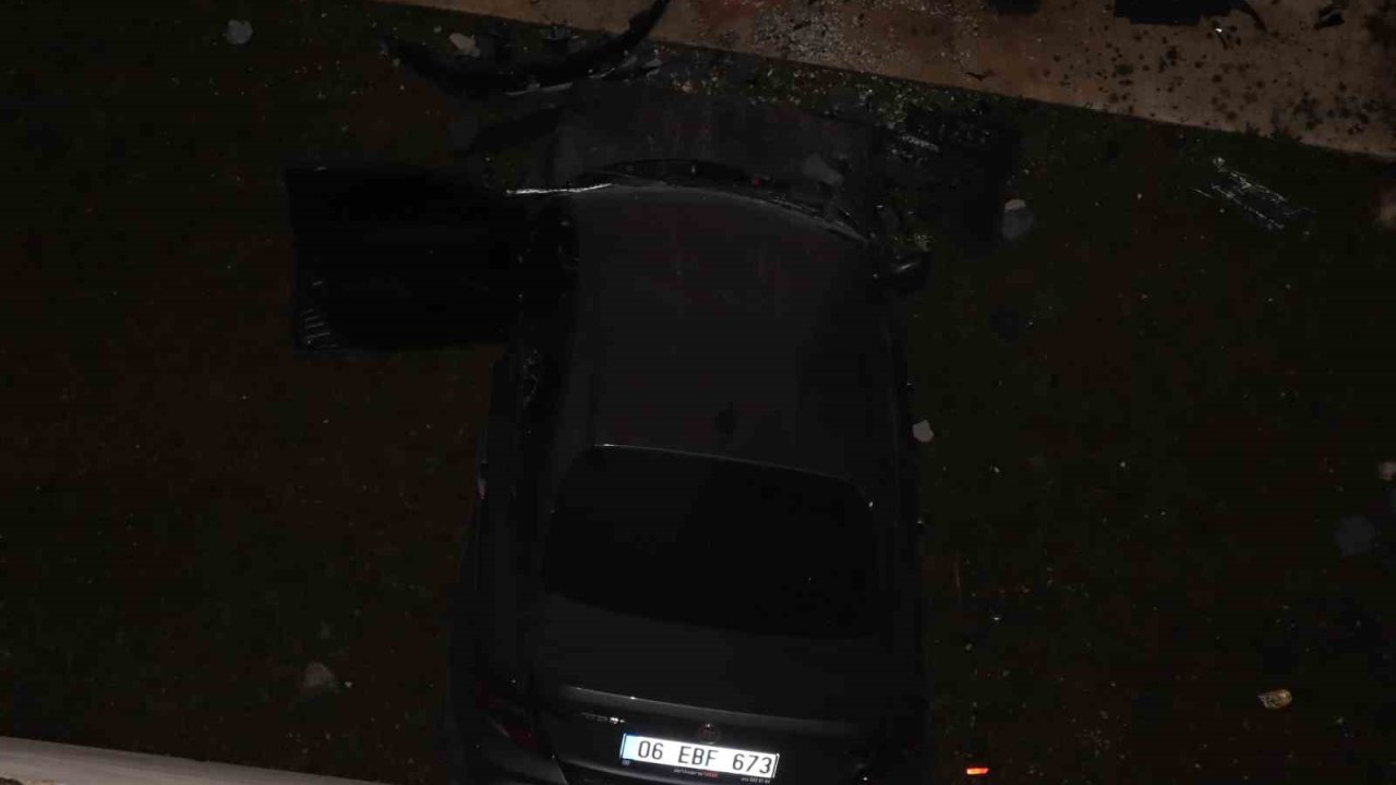 Ankara’da kontrolden çıkan otomobil binanın 3’üncü katına çarptı