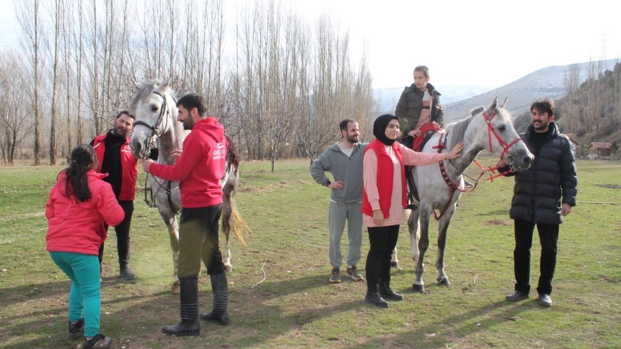 Bayburt’tan özel çocuklar ilk defa atlarla tanıştılar