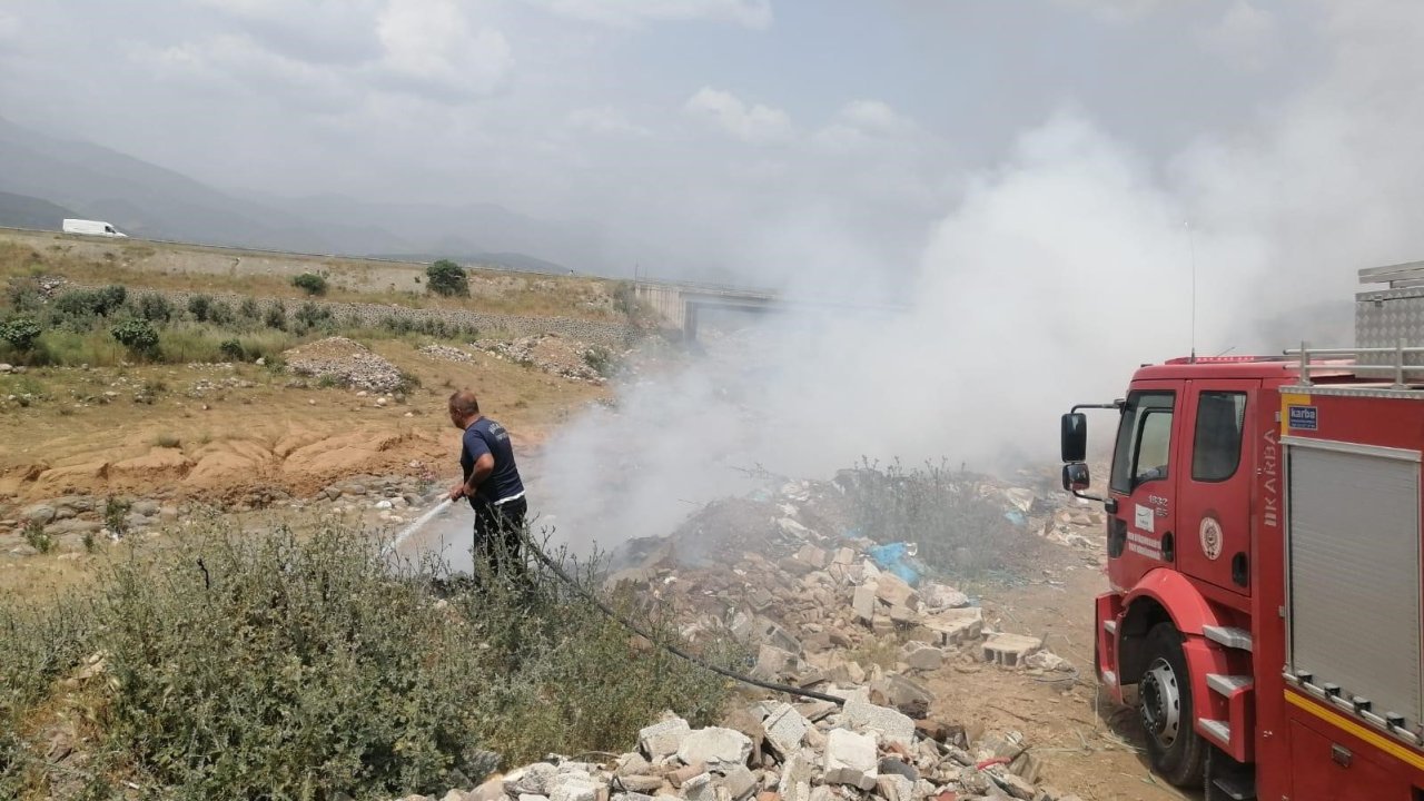 Hassa’da çöplük alanda yangın çıktı