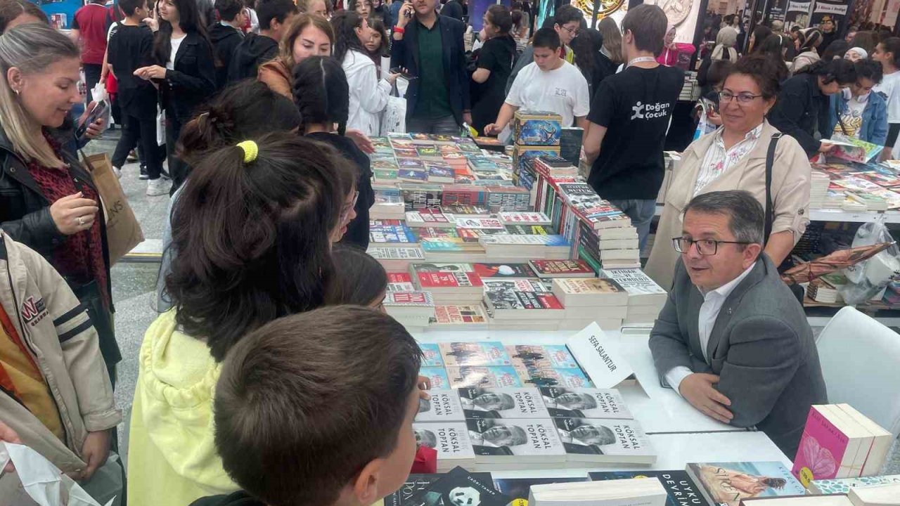 Gazeteci Salantur, 20. Ankara Kitap Fuarı’nda okurlarıyla buluştu