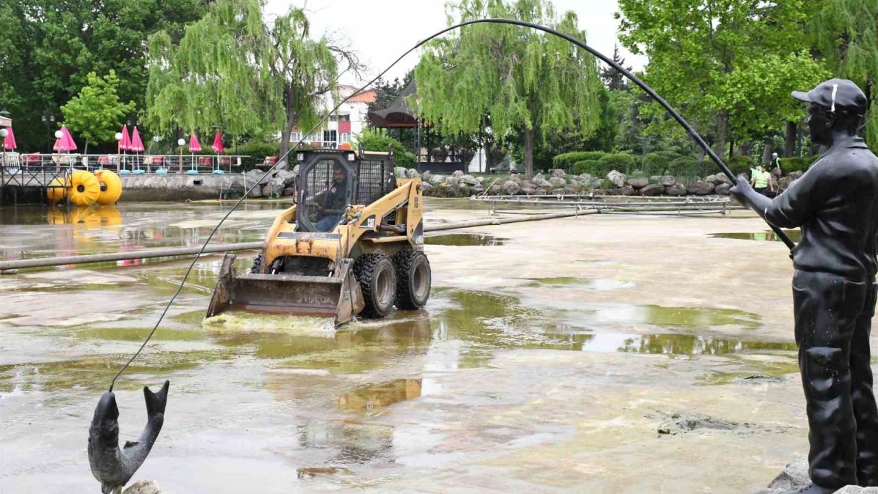 Büyükşehir, Atatürk Parkı’ndaki süs havuzunu temizledi