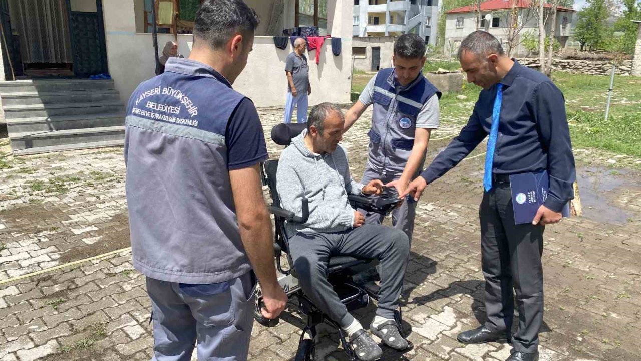Başkan Büyükkılıç’tan akülü tekerlekli sandalye istedi, anında talebi karşılandı