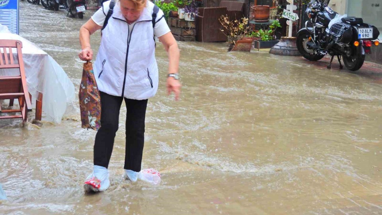 Şiddetli yağış Erdek’te hayatı felç etti