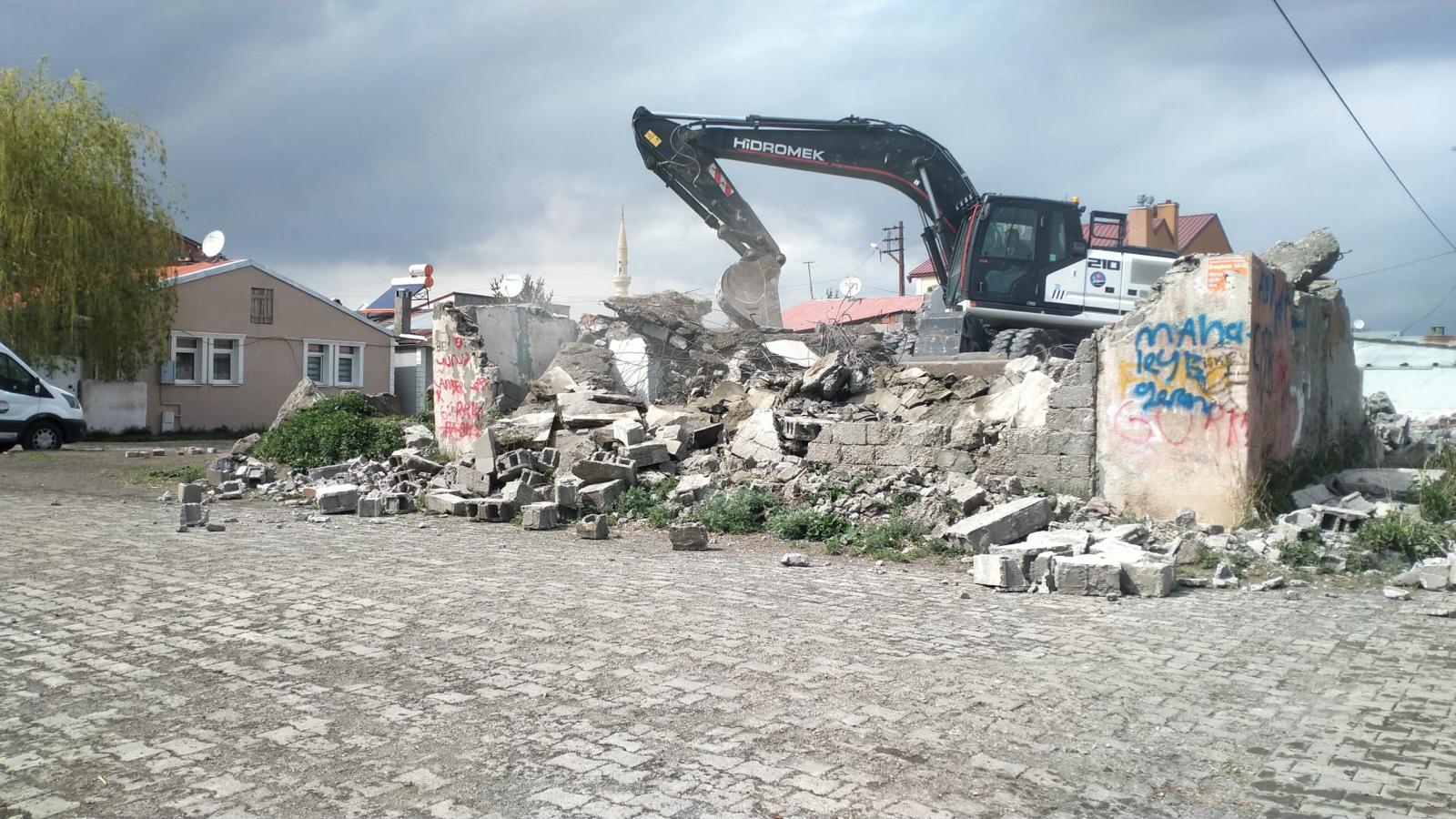 Kars Belediyesi metruk yapıları yıkıyor
