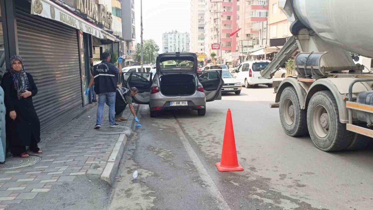 Adana’da iş yerine düzenlenen silahlı saldırıda otomobiliyle seyreden kadın sürücü vuruldu