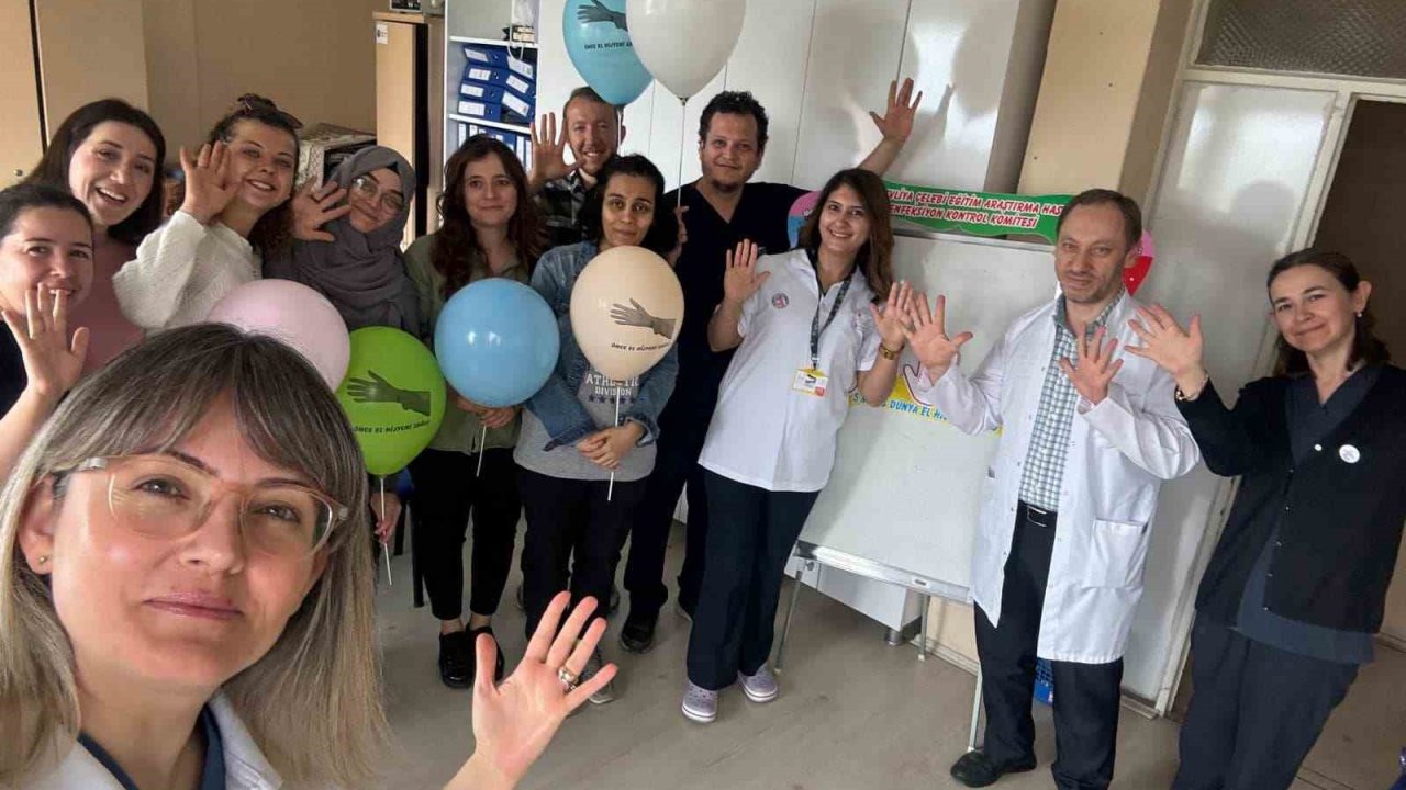 Kütahya Evliya Çelebi Hastanesinde Dünya El Hijyeni Günü bilgilendirme standı