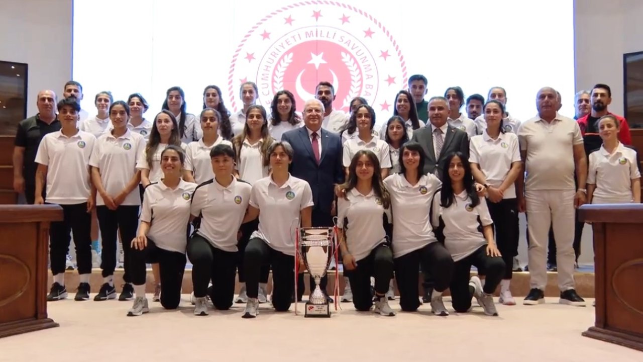 Bakan Güler, Yüksekova Belediyespor’un kadın futbolcularını ağırladı