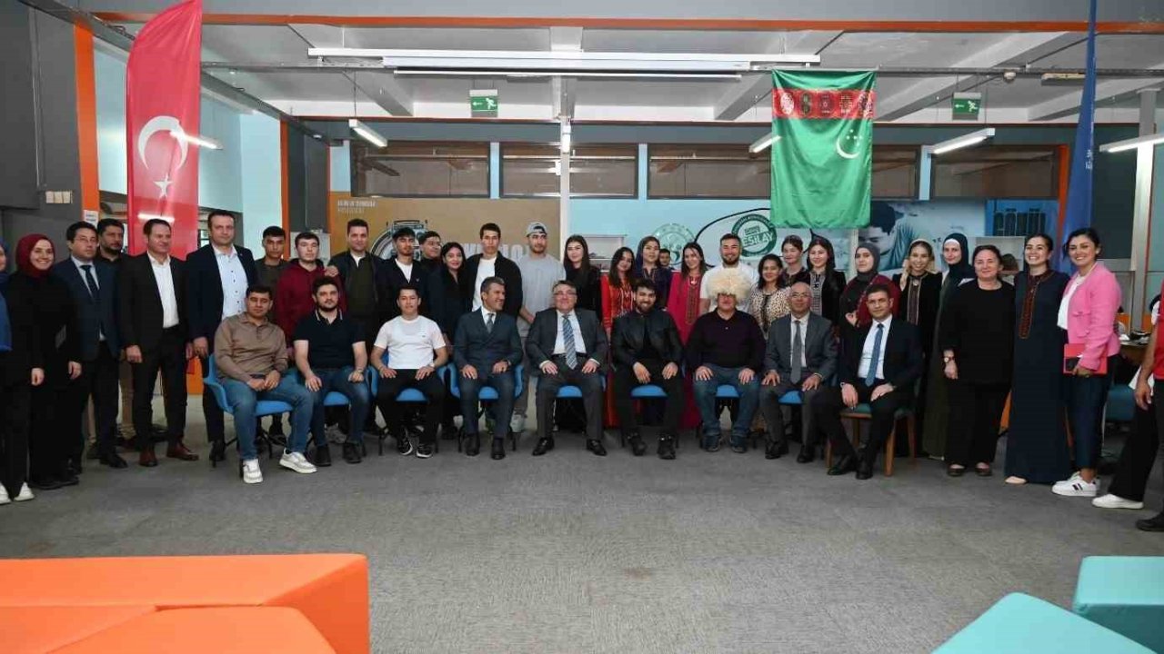 Rektör Özölçer, Türkmenistanlı öğrencilerle buluştu