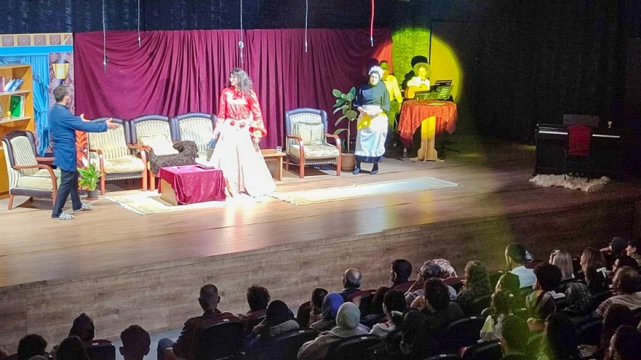 "İhtiyar Kız" oyunu tiyatro severlere eğlenceli saatler yaşattı