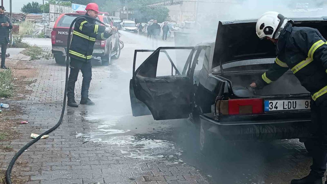 Tokat’ta yanan otomobil kullanılamaz hale geldi