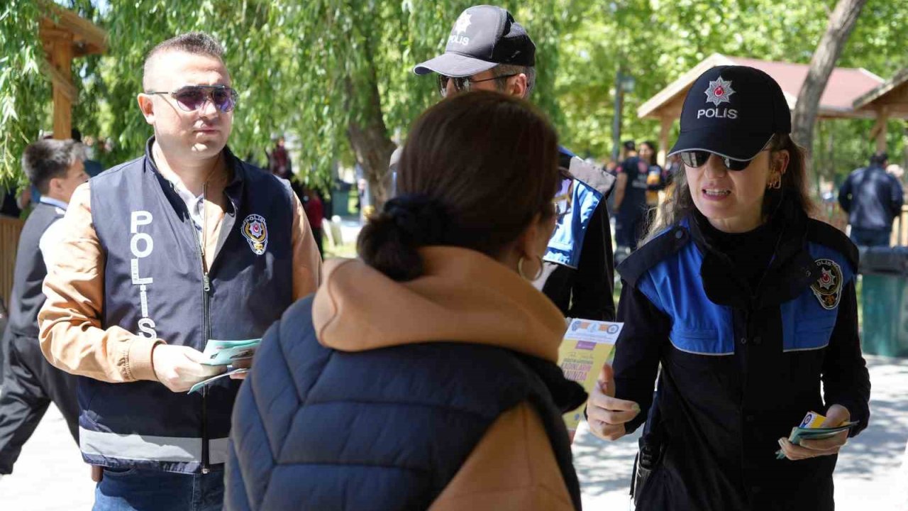 Polisler, Hıdırellez kutlamalarında broşür dağıttı