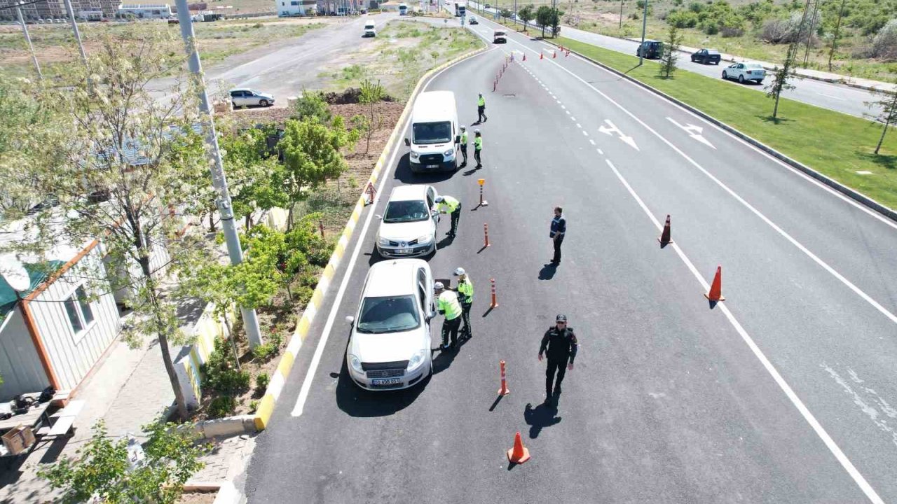 Polislerden sürücülere ceza değil ’şeker’