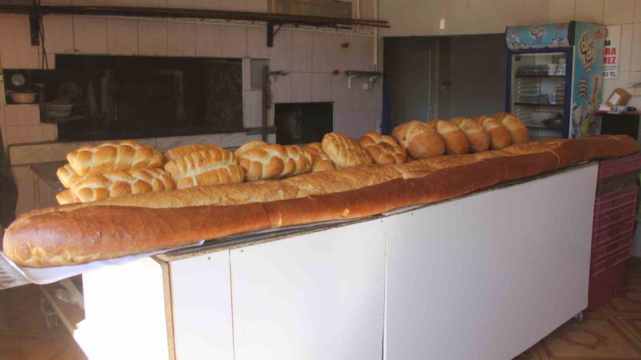 Sosyal medya yorumlarına, ürettiği 4 metrelik ekmekle cevap verdi