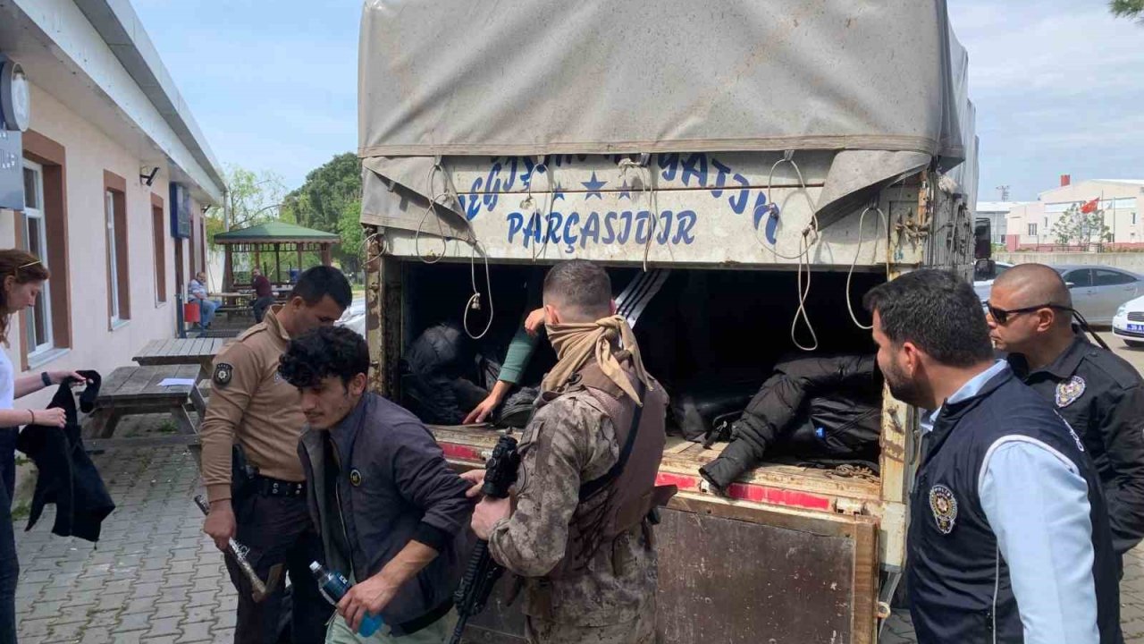Kırklareli’nde kamyonet kasasında 36 kaçak göçmen yakalandı