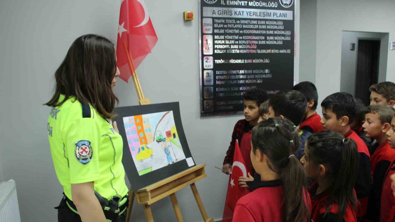 Şırnak’ta öğrenciler trafik haftasını emniyet müdürlüğünde kutladı